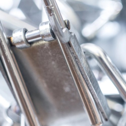 Detail eines präzise gefertigten Blechstanzteils